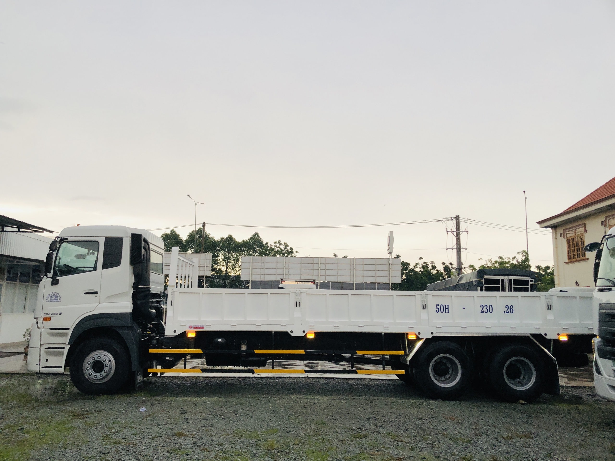 Xe_tai_UD_thung_lung_3_chan